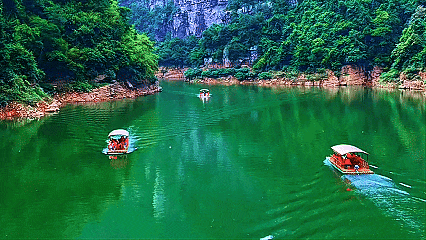 圣堂湖景区游船峡谷观光。.gif