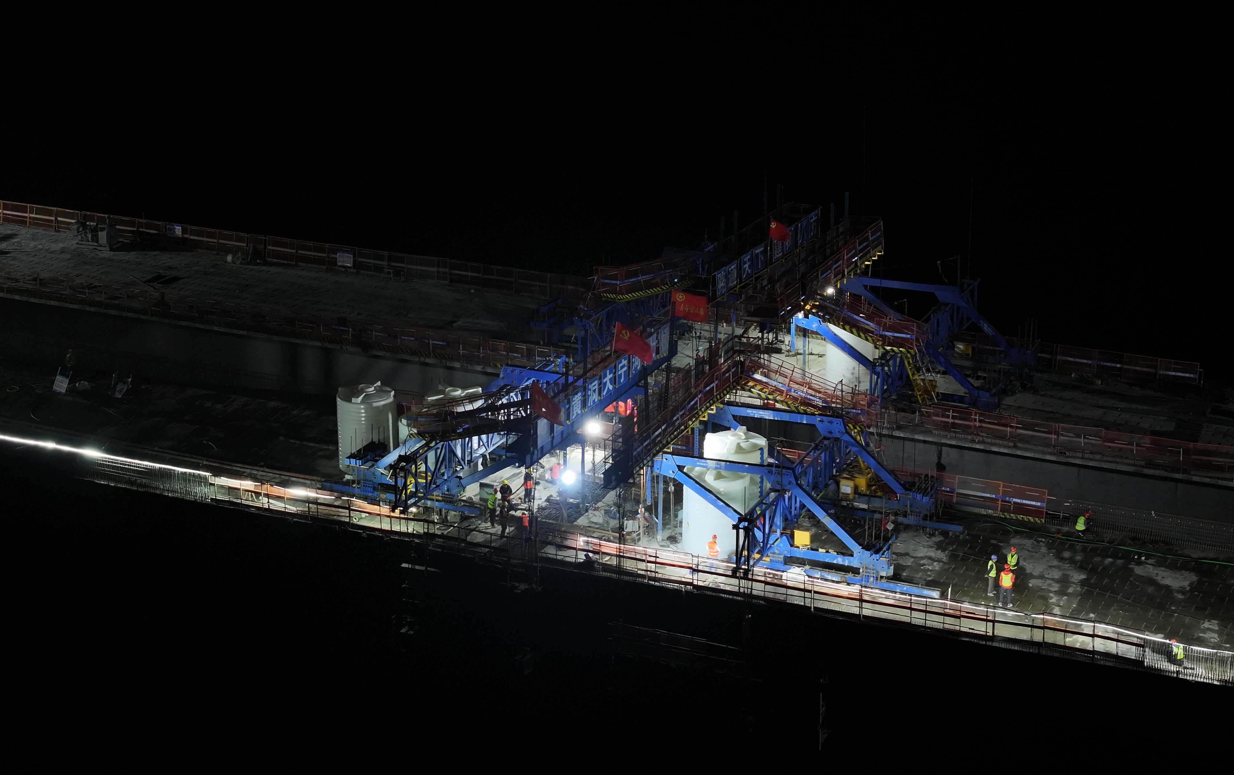 黄洞大宁河大桥右幅中跨合龙施工现场 覃岑往摄.jpg nba盘口