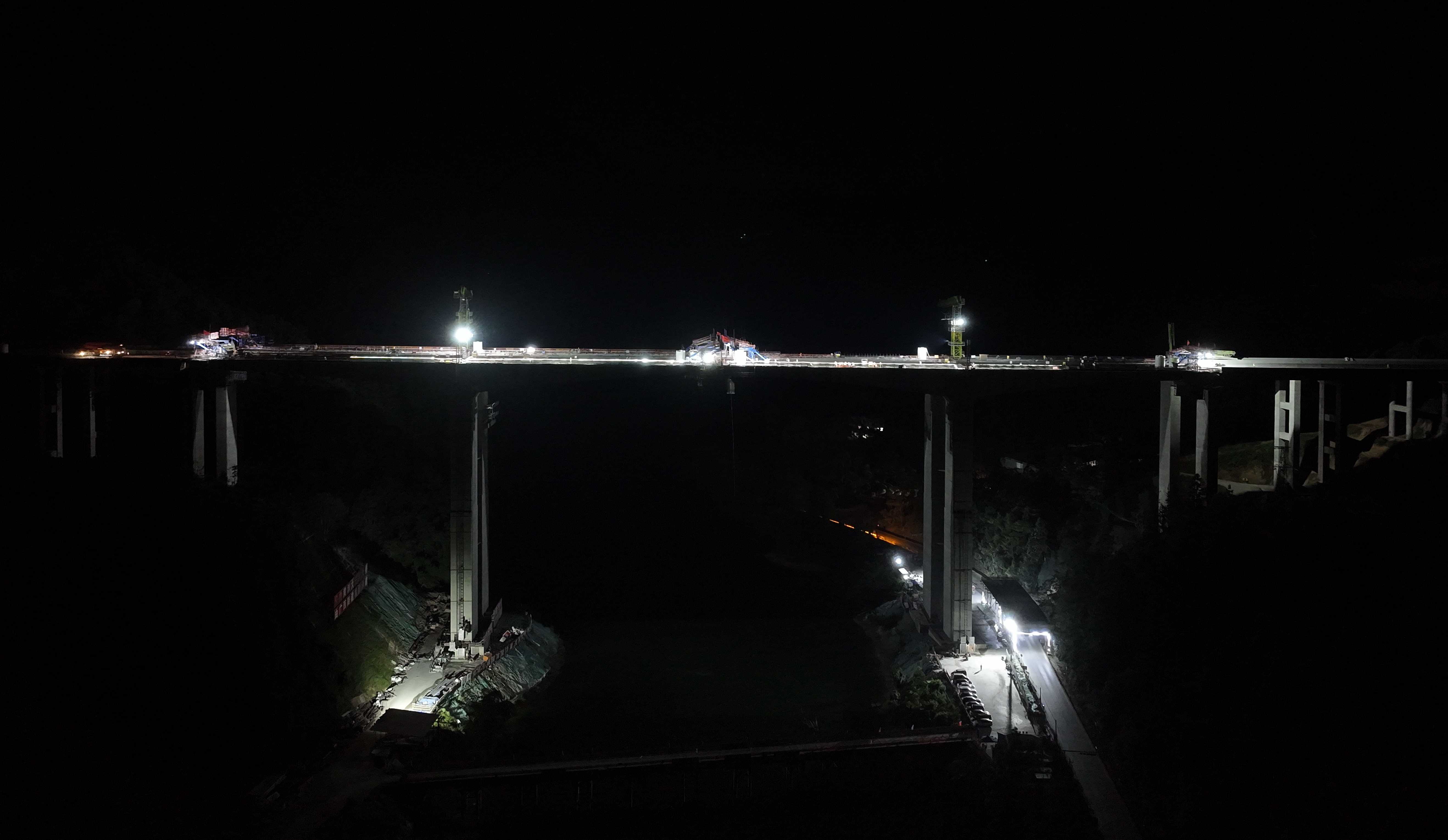 黄洞大宁河大桥边、中跨同步合龙夜间施工 覃岑往摄.jpg nba盘口