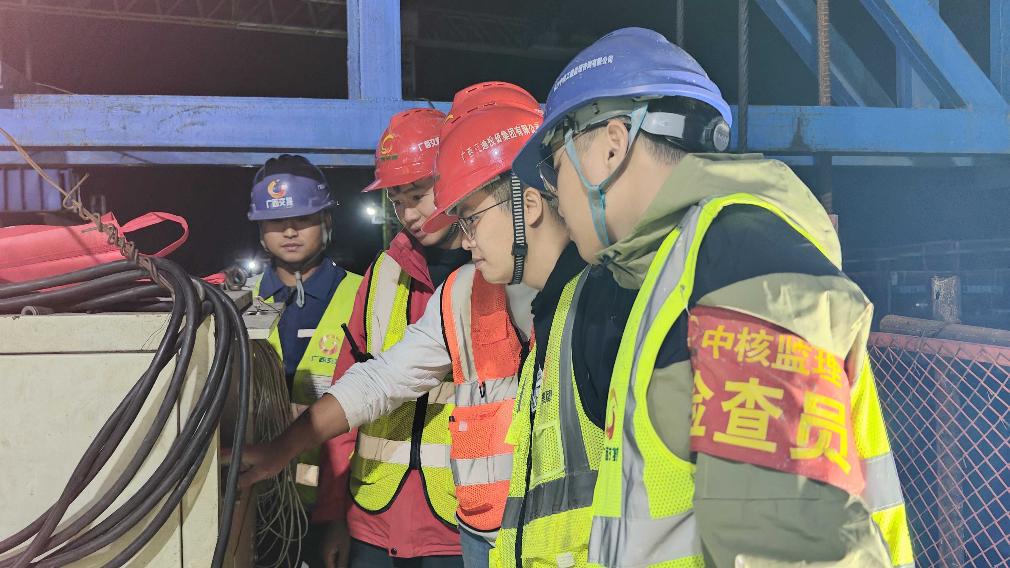 管理人员操作智能顶推操控装置.jpg nba盘口