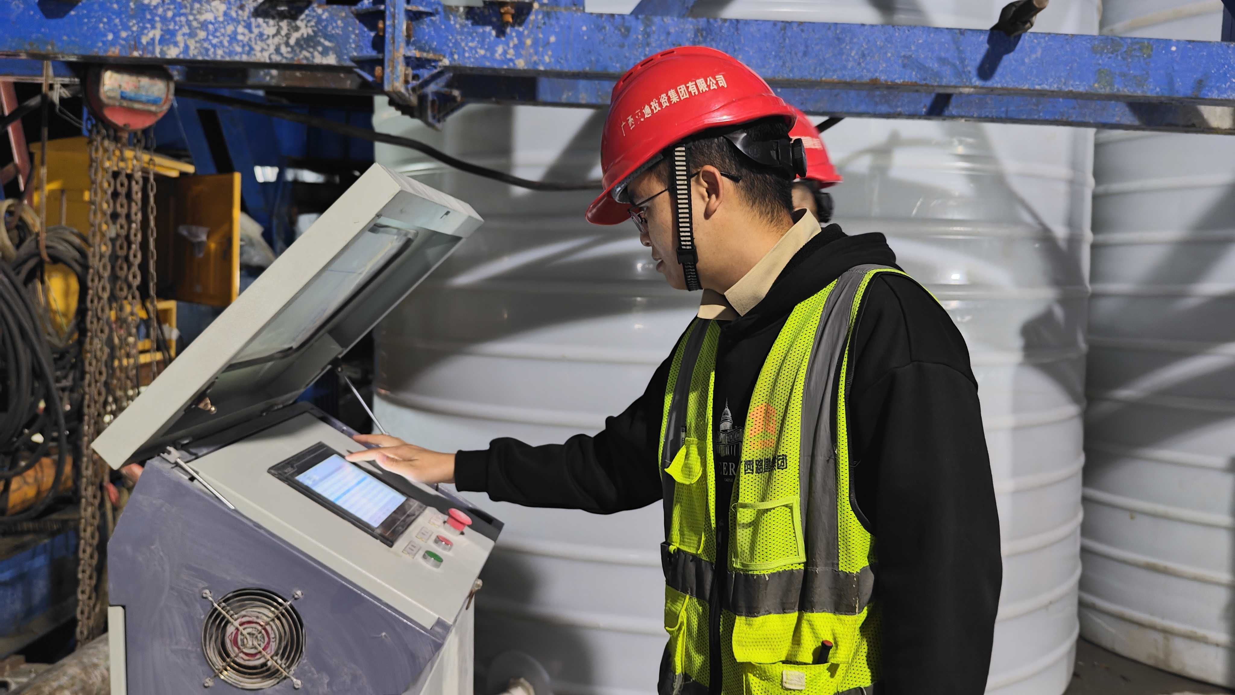 现场管理人员操作智能调重装置.jpg nba盘口